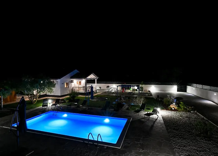 Holiday Home Aprilis With Pool, Jacuzzi And Sauna