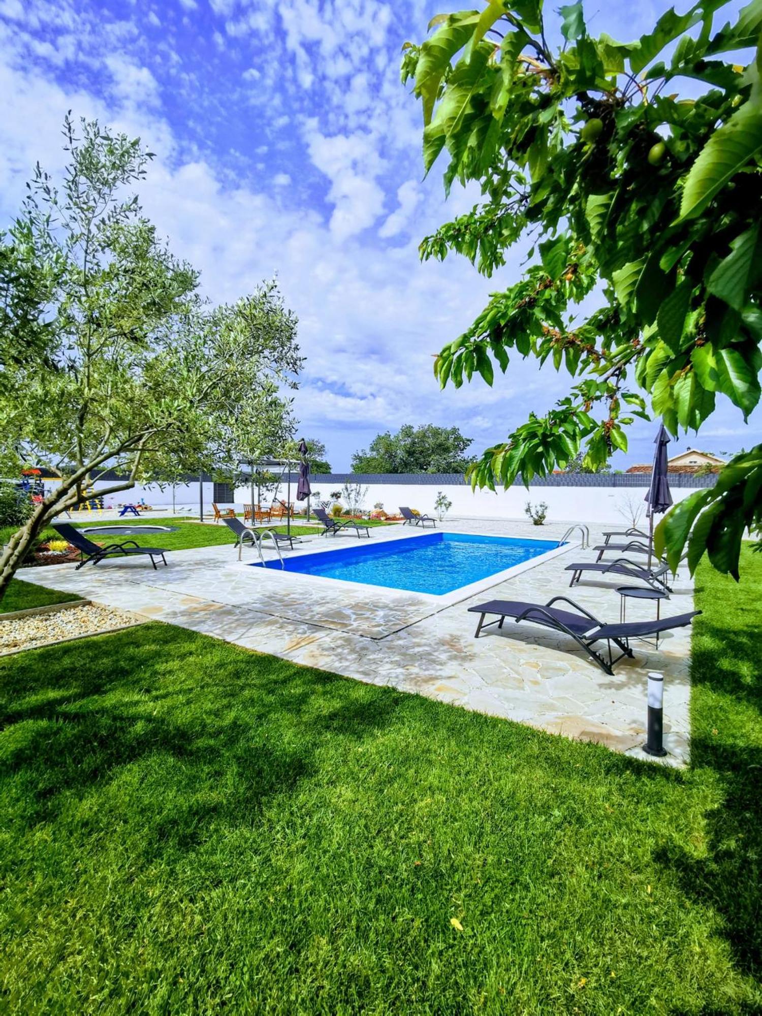 Willa Aprilis With Pool, Jacuzzi And Sauna