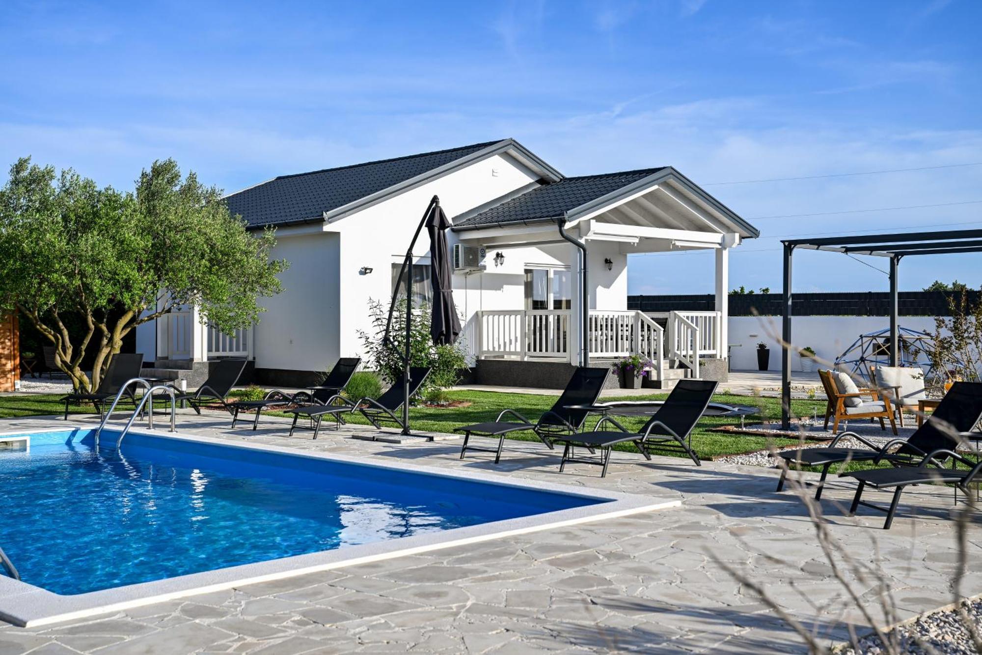 Aprilis With Pool, Jacuzzi And Sauna
