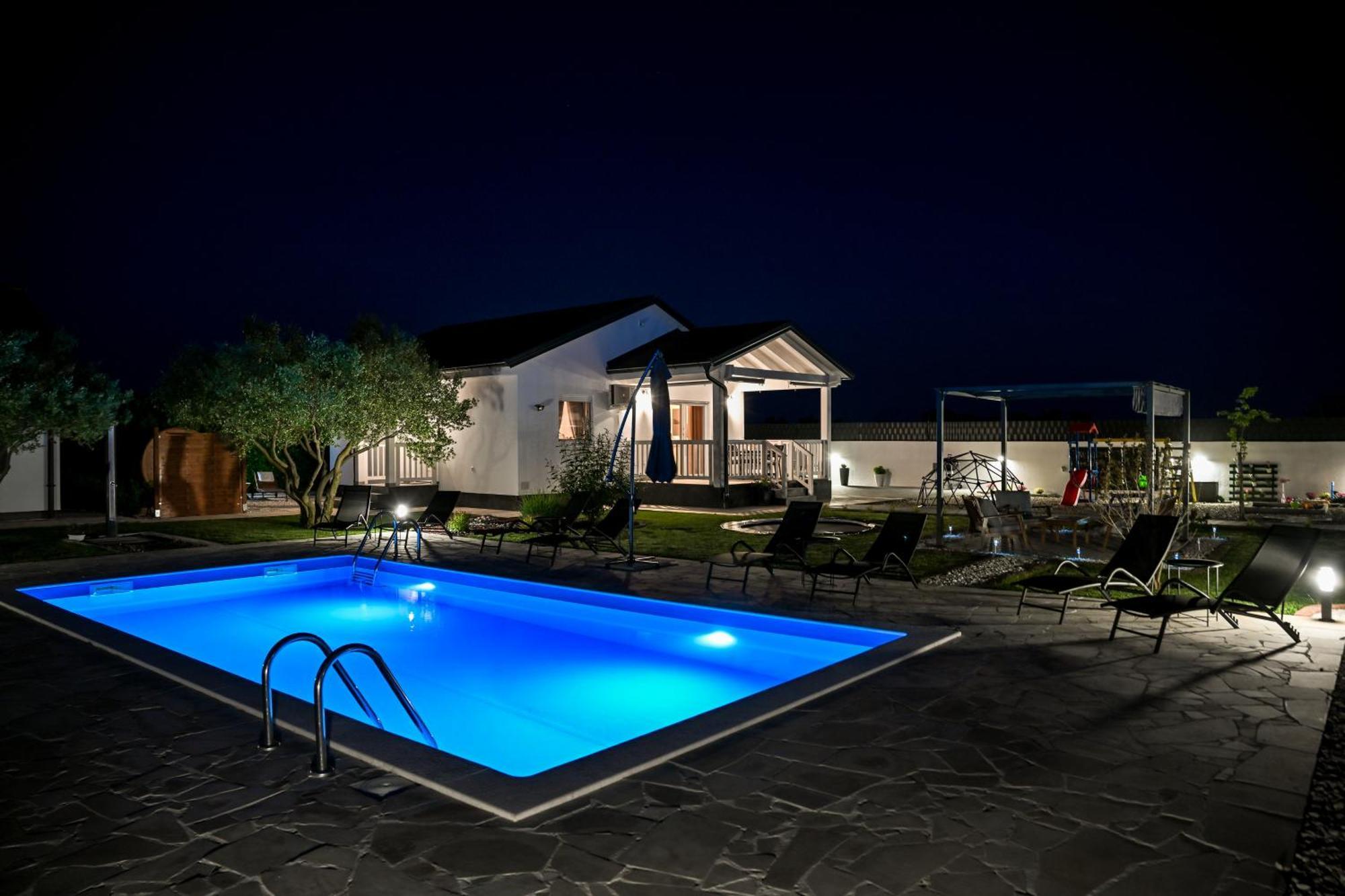 Aprilis With Pool, Jacuzzi And Sauna Willa *