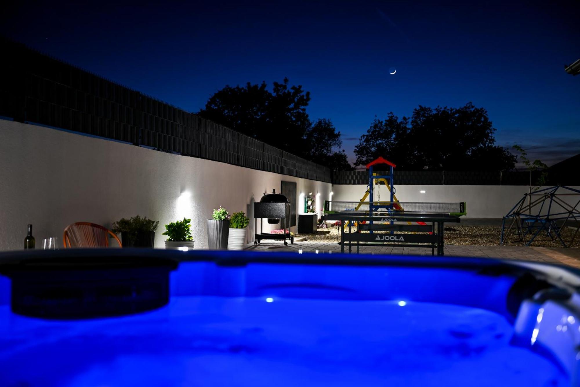 Aprilis With Pool, Jacuzzi And Sauna