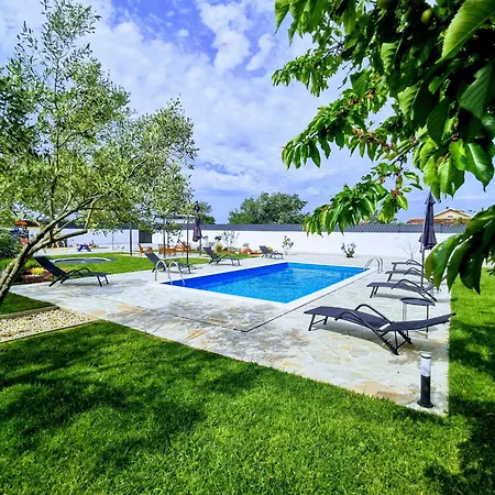 Holiday Home Aprilis With Pool, Jacuzzi And Sauna Galovac  Exterior photo